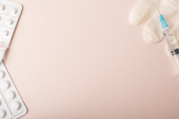 医药复制空间粉红色背景。水疱丸的框架，注射器，医用手套。放文字的地方。医疗保健的概念。药物治疗。妇女健康旗帜。高质量照片图片下载