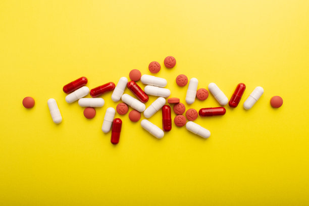 药丸俯视图。医药药丸和胶囊。孤立在黄色背景。维生素，补品，抗生素，抗过敏药。医学、保健理念。病毒和流感疾病。高质量照片图片下载