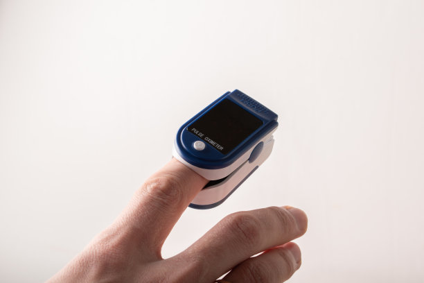 脉搏血氧仪在粉彩背景上的特写。测量血氧饱和度和心率。健康体检概念。医疗保健。肺炎和COVID-19病毒。高质量照片图片下载