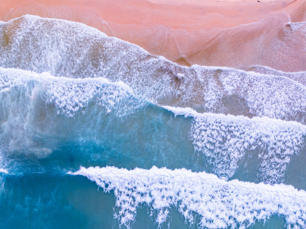 航拍俯视图的自然背景海浪撞击在海洋海水，无人机视图的海浪在鸟眼波照片，海浪的背景图片下载