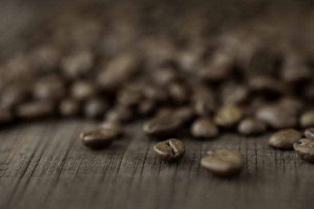 烤过的咖啡豆作为背景。图片下载