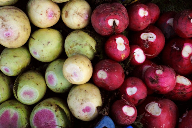 杂货店摊位上的新鲜胡萝卜、萝卜和洋葱图片下载