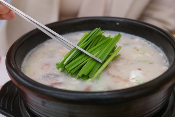 用筷子盛在碗里的韩国汤，照片特写图片下载