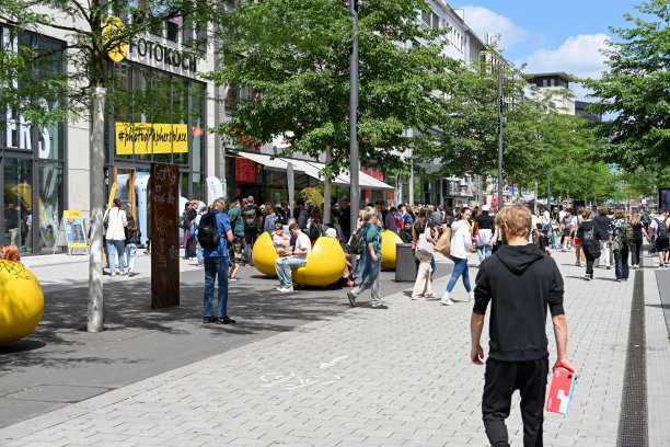 游客和当地人漫步在杜塞尔多夫的Schadowstraße街，这是德国最繁忙的购物街之一，靠近Foto Koch。图片下载
