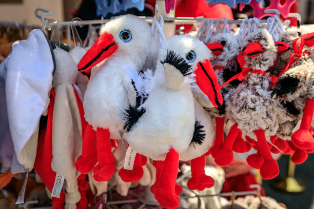 法国斯特拉斯堡一家纪念品商店里的传统阿尔萨斯纪念鹳玩具图片下载