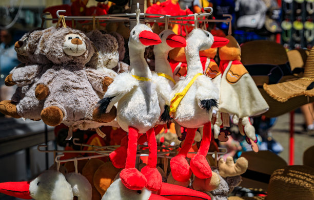 法国斯特拉斯堡，传统的阿尔萨斯姜饼人和鹳毛绒玩具图片下载