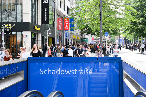 游客和当地人漫步在德国最繁忙的购物街之一——杜塞尔多夫(d<s:1> sseldorf)的Schadowstraße街，旁边就是Dr. Martens商店。图片下载