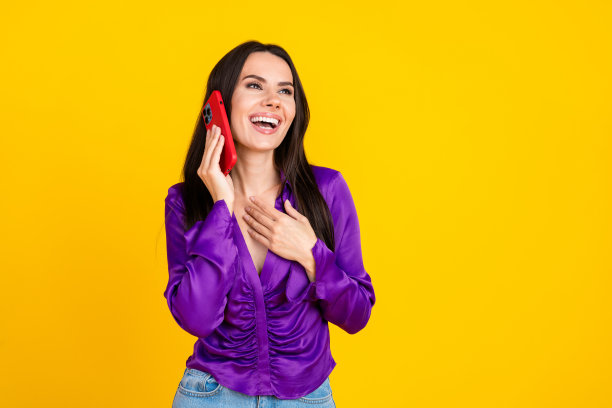 积极微笑的女士的照片有打电话的手机笑着看空空间孤立明亮的颜色背景图片下载