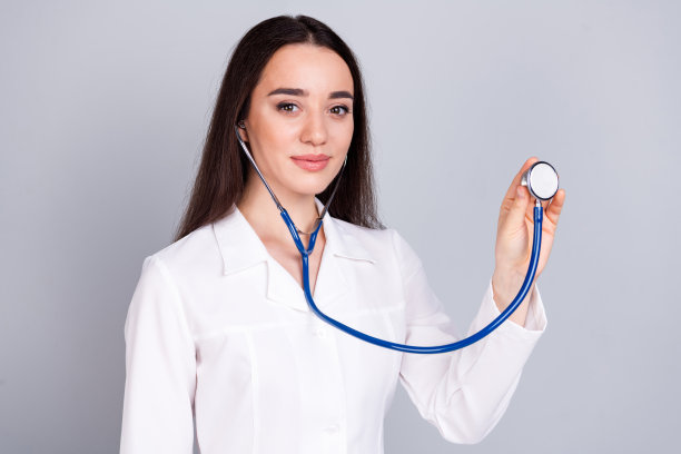 合格女医生听诊听诊器空白空间白色外套隔离在灰色背景图片下载