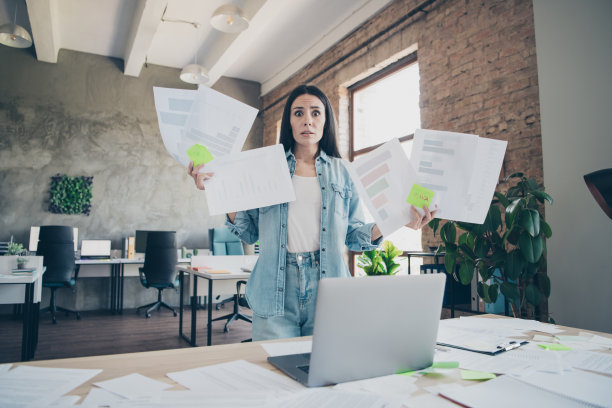 迷人的年轻女子的照片拿着文件困惑穿着牛仔服装行政业务领导工作舒适美丽的办公室内部图片下载