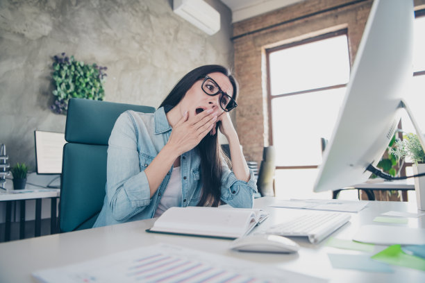 照片迷人的女人无聊的视频电话打哈欠穿着牛仔衣服行政业务领导工作舒适漂亮的办公室内部图片下载