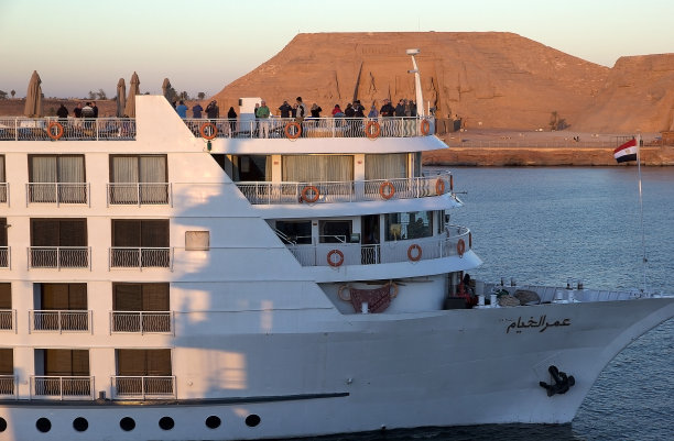 从阿布辛贝到阿斯旺的纳赛尔湖游轮，背景是拉美西斯二世大神庙图片下载