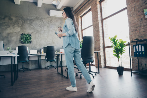 漂亮的年轻女孩的全尺寸照片咖啡散步穿时髦的牛仔服装现代职场成功的企业主家庭办公室图片下载