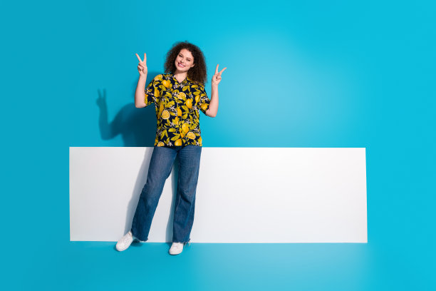 照片中可爱开朗的女孩穿着时尚的印花衣服，v字标志水平横幅空白空间孤立在蓝色背景上图片下载