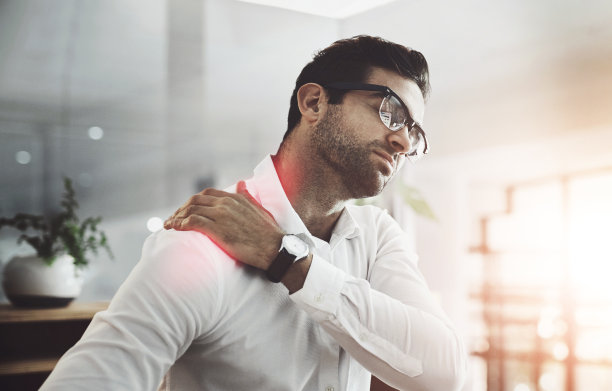 压力，疲劳和办公室里的人肩痛，人体工程学的压力和工作倦怠。姿势，肌肉受伤的沮丧和疲惫的商人，工作压力的按摩和咨询师图片下载