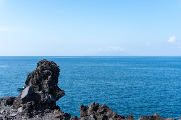 熔岩悬崖和海洋的视野在地平线上图片下载