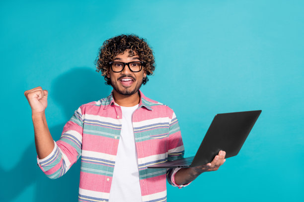 照片中穿着时髦条纹衣服的快乐男子举手示意，孤立在青色背景上图片下载