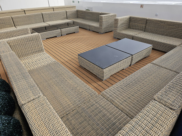 游轮甲板上的户外柳条家具图片下载