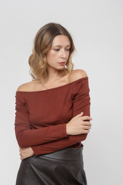 系列工作室女模特的照片，棕色衬衫和皮革中长裙和高膝靴，秋冬时装系列。图片下载