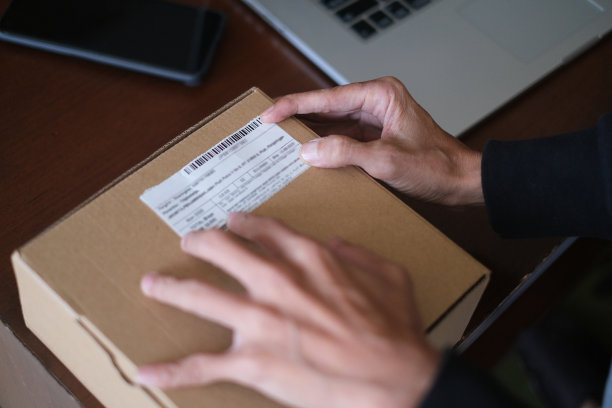 无法辨认的人正在准备产品装运图片下载