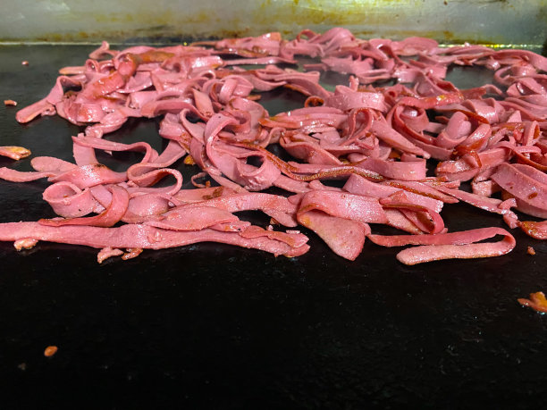 烤架上烤的香肠片，用来做kumru三明治图片下载