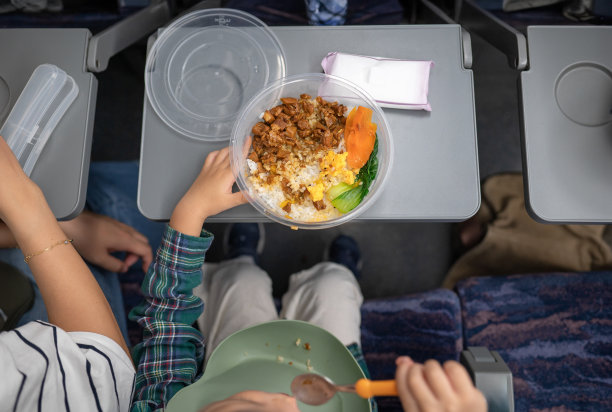 小男孩在火车上吃东西(俯视图图片下载