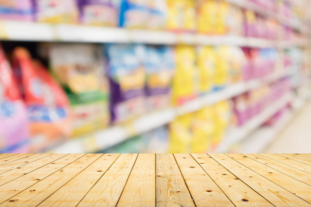 空木桌面与宠物食品店模糊的背景图片下载