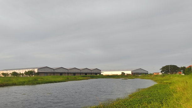 河边有水厂，旁边有工业区和仓库区图片下载