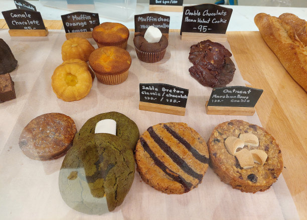 面包店的橱窗里陈列着各种各样的饼干和松饼。图片下载