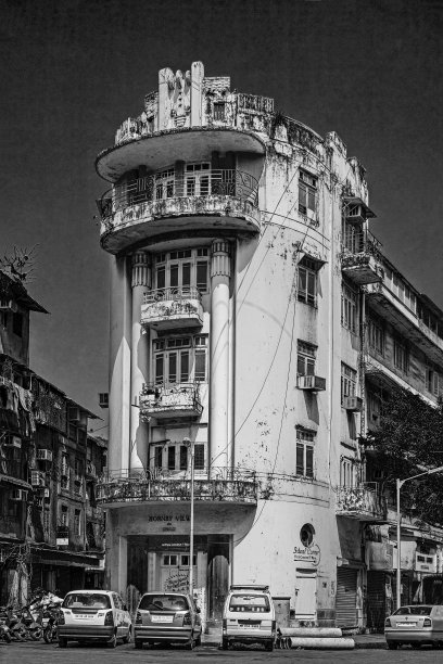 老式黑白照片的艺术装饰建筑之间的两条道路-堡垒图片下载