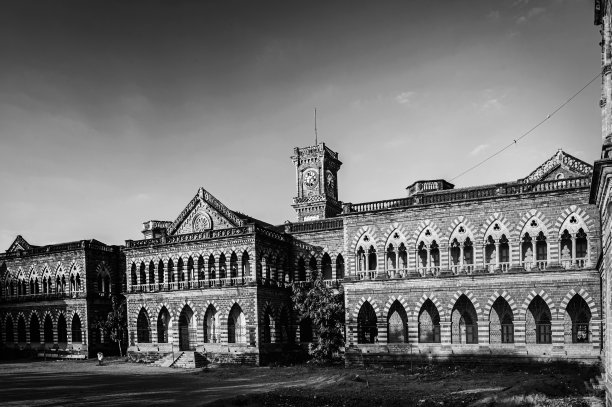 仿英国伊顿公学的桑格拉吉高中古石建筑黑白照片图片下载