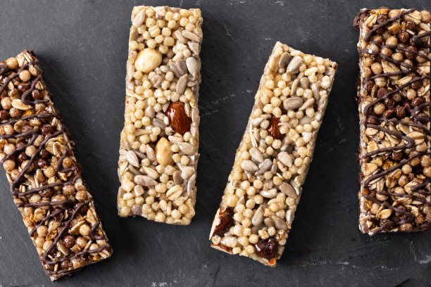 木桌上的什锦酒吧图片下载