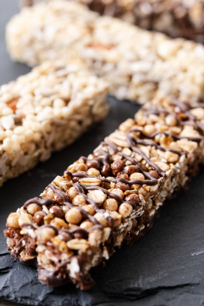 木桌上的健康燕麦棒配坚果和黑巧克力图片下载