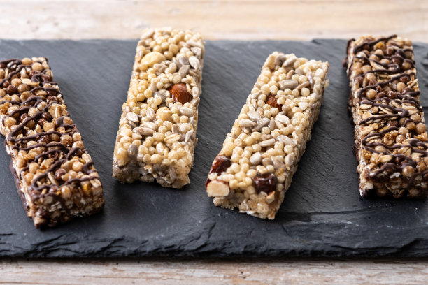 木桌上的什锦酒吧图片下载