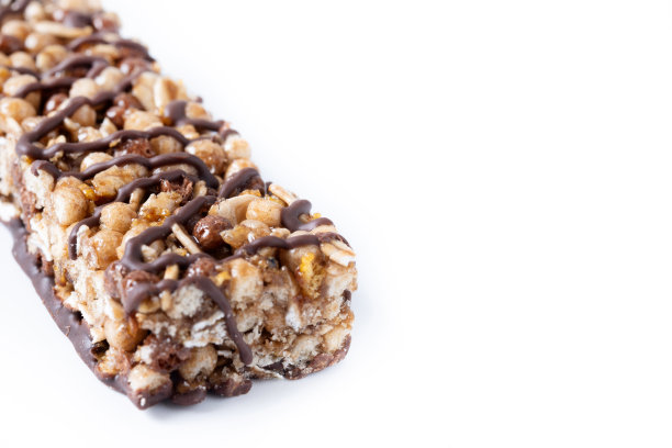 健康的牛奶什锦棒，里面有坚果、种子和黑巧克力，在白色的背景上分离出来图片下载