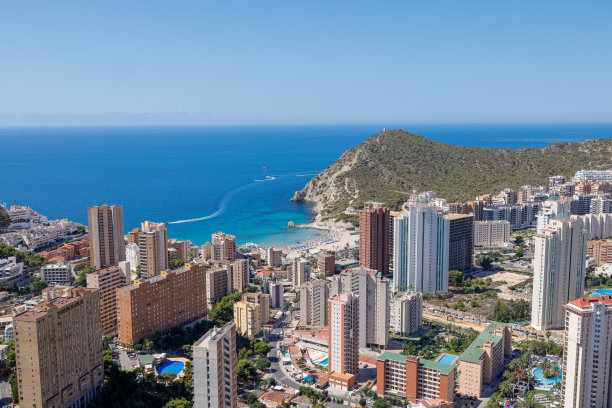 西班牙美丽城市贝尼多姆的航拍照片，展示了南海滩长廊和沙滩长滩的酒店和住宅公寓图片下载