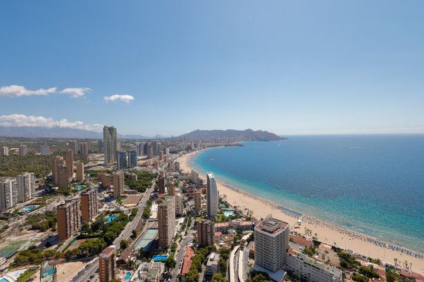 西班牙美丽城市贝尼多姆的航拍无人机照片，展示了南海滩长廊、酒店和住宅公寓，背景是沙滩长滩图片下载