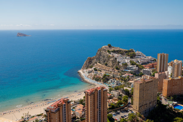 西班牙美丽城市贝尼多姆的航拍照片，展示了南海滩长廊和沙滩长滩的酒店和住宅公寓图片下载