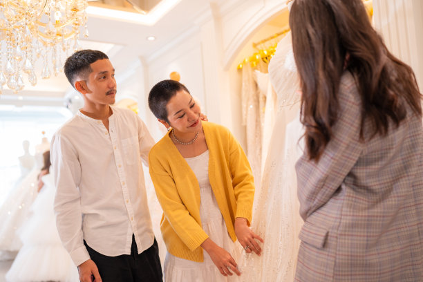 亚洲新娘在现代婚礼沙龙挑选婚纱图片下载