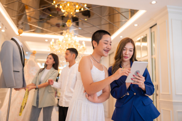 亚洲新娘在现代婚礼沙龙挑选婚纱图片下载