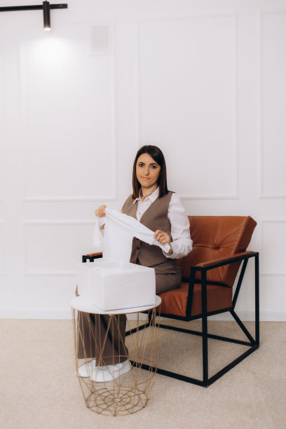 穿西装的女人把衣服放在衣架里图片下载