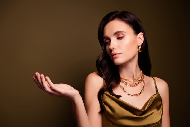 迷人的富家夫人的照片展示空空间珍贵的珠宝拍卖为特别活动在棕色背景图片下载