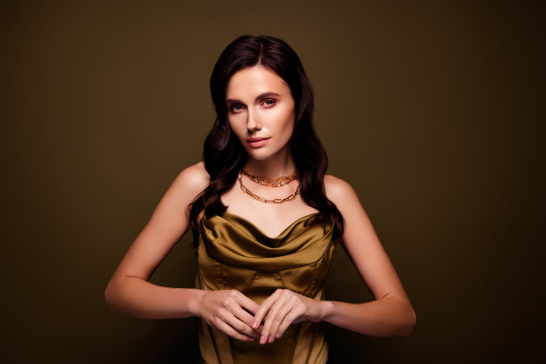照片优雅的魅力优雅的女士穿着丝绸的衣服广告珠宝品牌收藏图片下载