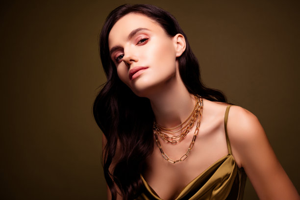 照片的富有的女士百万富翁新娘戴珍贵的配件孤立的棕色渐变色背景图片下载