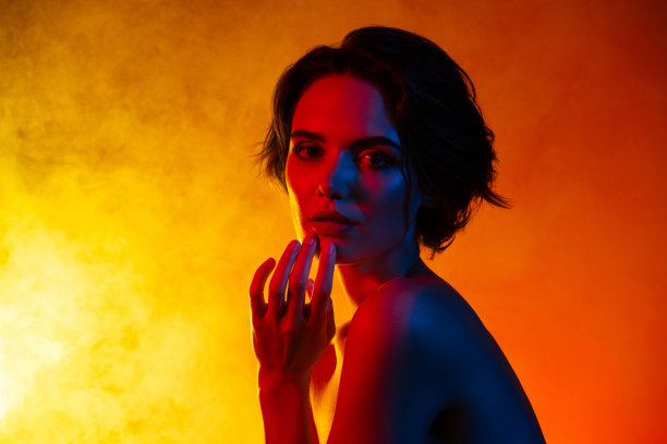 照片中可爱的美女裸肩享受热水浴空旷的空间孤立的红色霓虹色背景图片下载