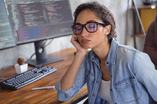 年轻女孩的照片专业黑客闭上眼睛睡觉桌面阁楼室内现代办公室室内图片下载