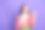 漂亮的年轻女孩的照片肖像享受假日香槟穿时髦的粉红色服装孤立的紫色背景图片下载