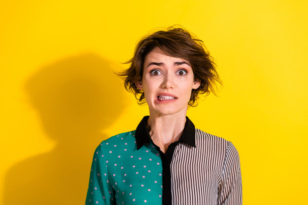 照片中，震惊的可爱女孩穿着时尚的印花衣服，错误地孤立在黄色背景上图片下载