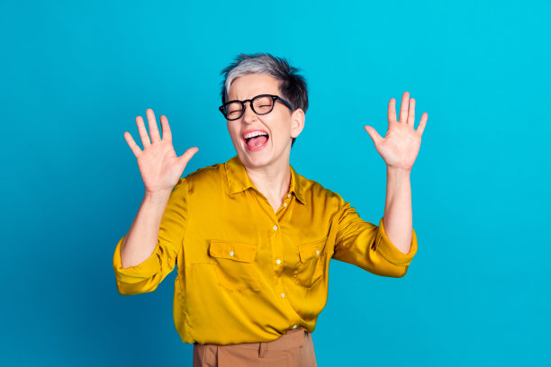 照片中兴奋好心情的女士穿着衬衫戴着眼镜跳舞唱歌孤立的蓝色背景图片下载