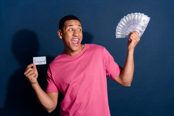 照片肖像的年轻雄心勃勃的和成功的商人节省资金的商业项目孤立的深蓝色背景图片下载